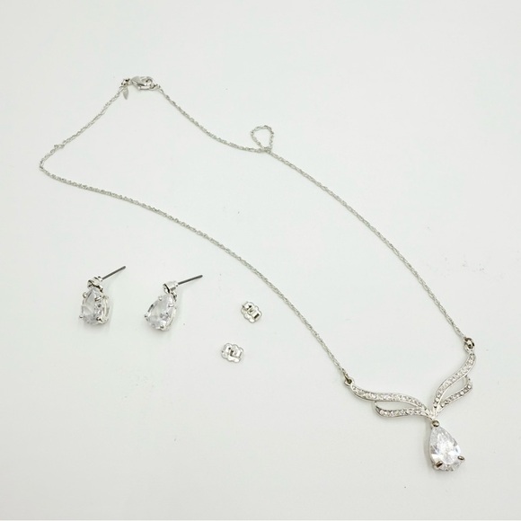 Vintage Avon Signed Elegant Silver Tone Rhinestone Necklace and Earring Set - Picture 3 of 7